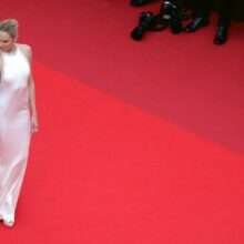 Candice Swanepoel sexy lors de la première de "Tout s'est bien passé" à Cannes