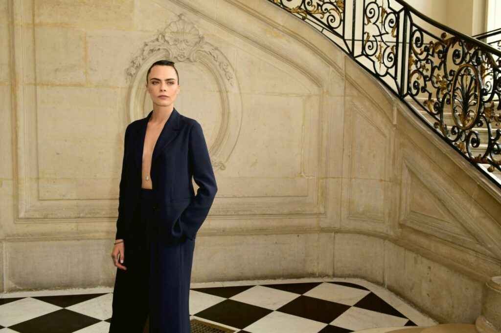 Cara Delevingne exhibe un sein nu à Paris