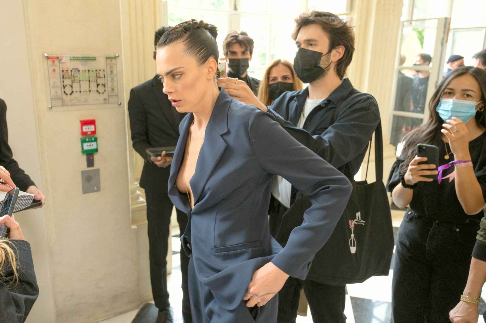Cara Delevingne exhibe un sein nu à Paris