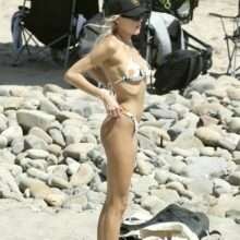 Charlotte McKinney en bikini à Los Angeles