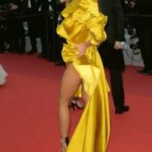 Elisa De Panicis exhibe son décolleté et ses jambes nues à Cannes
