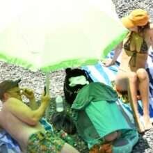 Oups ! Emily Ratajkowski en bikini exhibe un sein nu