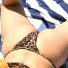 Oups ! Emily Ratajkowski en bikini exhibe un sein nu