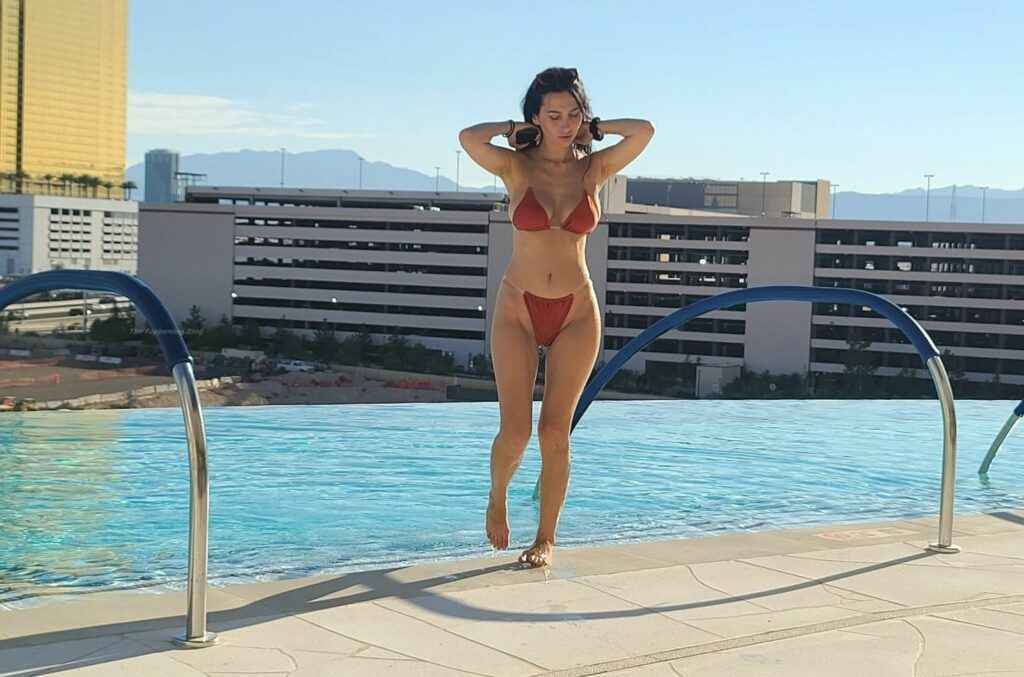 Iva Kovacevic en bikini à Las Vegas