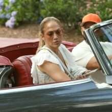 Jennifer Lopez exhibe son décolleté aux Hampton