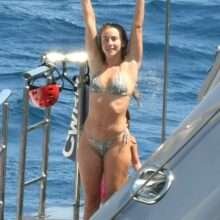 Julianne Hough en bikini en Italie