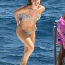 Julianne Hough en bikini en Italie