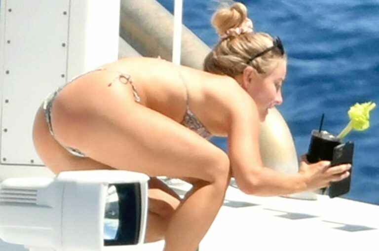 Julianne Hough en bikini en Italie