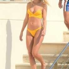 Kimberley Garner superbe en bikini à Antibes