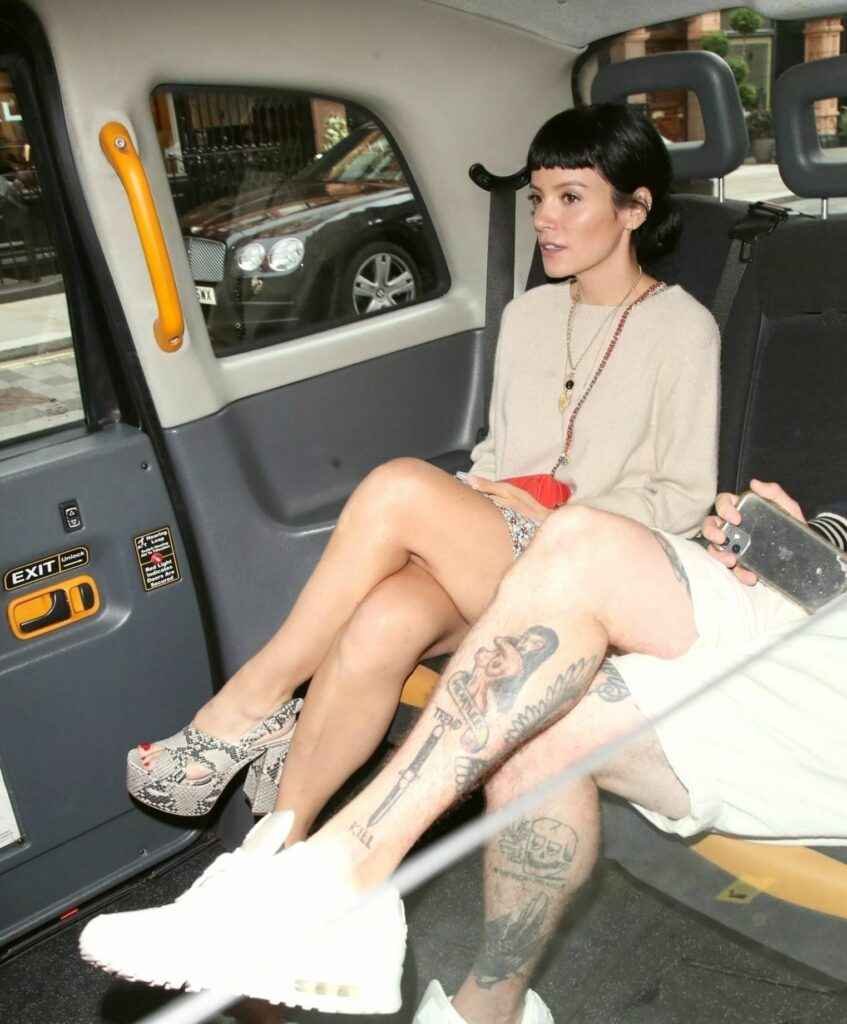 Lily Allen exhibe ses jambes nues à Londres