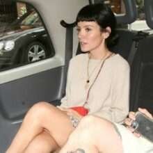 Lily Allen exhibe ses jambes nues à Londres