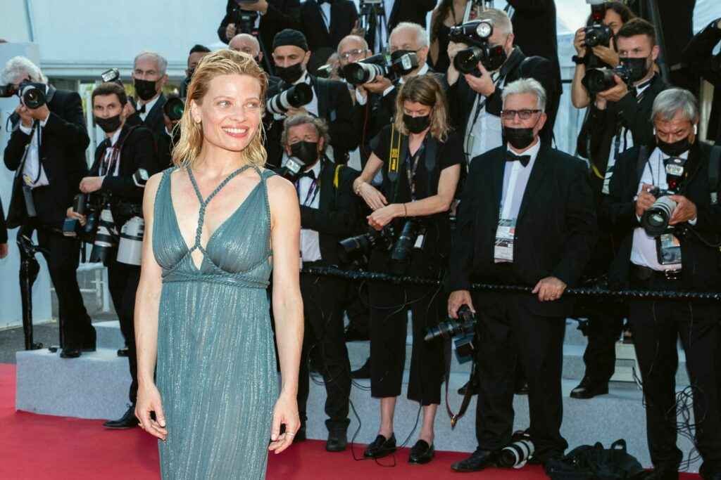 Mélanie Thierry exhibe son décolleté au Festival de Cannes