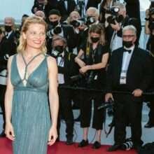 Mélanie Thierry exhibe son décolleté au Festival de Cannes
