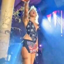 Miley Cyrus exhibe ses fesses en concert à Las Vegas