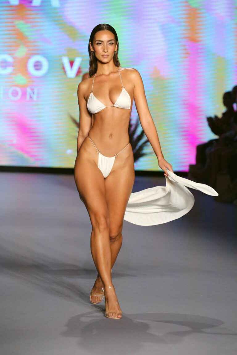 Priscilla Ricart défile en bikini