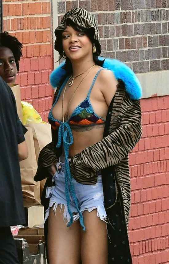 Rihanna exhibe ses seins à New-York