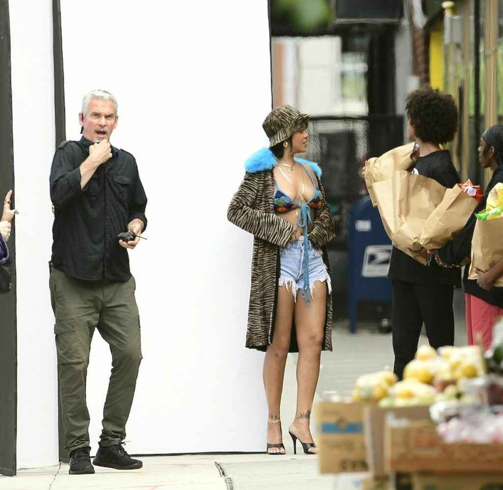 Rihanna exhibe ses seins à New-York
