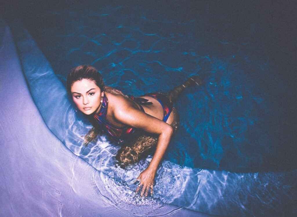 Selena Gomez en maillot de bain et bikini