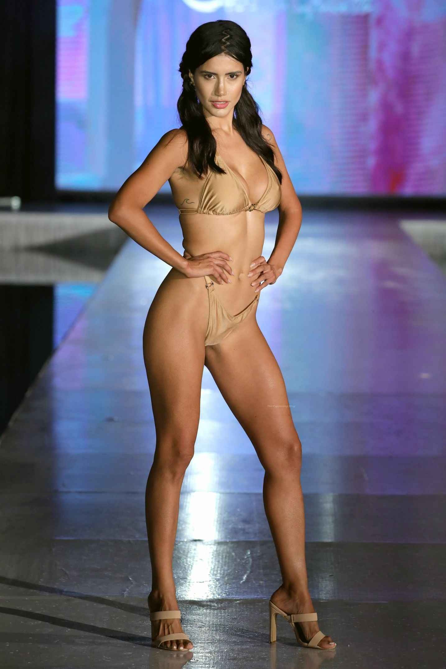 Des filles super sexy au Miami Swim Week