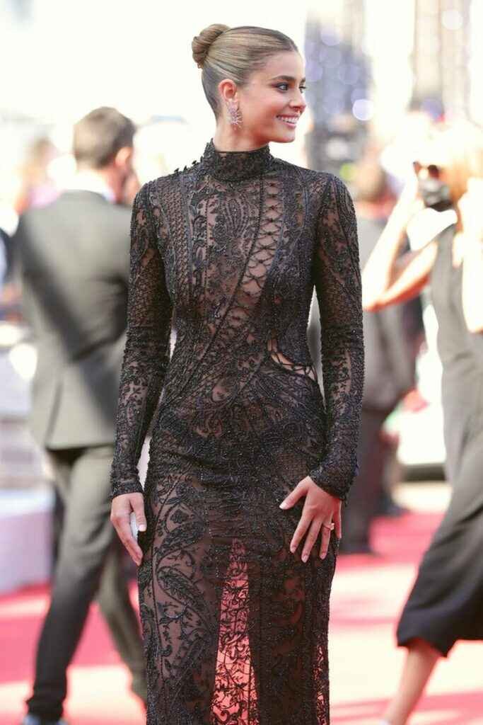 Taylor Hill exhibe aussi ses seins à Cannes