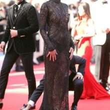Taylor Hill exhibe aussi ses seins à Cannes