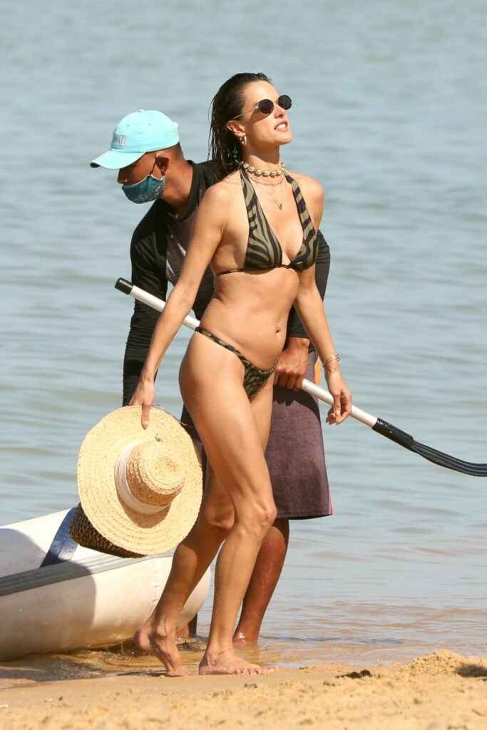 Alessandra Ambrosio toujours en bikini à Trancoso