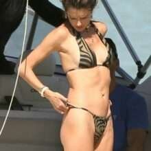 Alessandra Ambrosio toujours en bikini à Trancoso