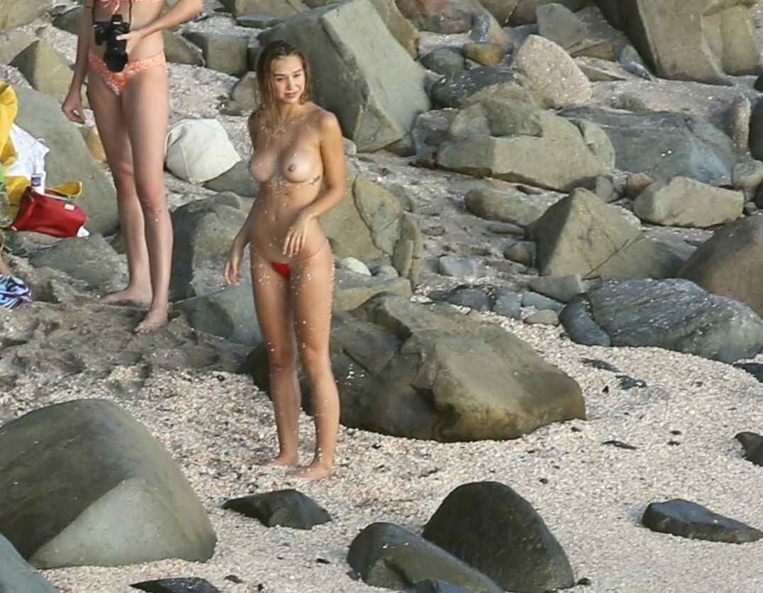 Alexis Ren seins nus à la plage