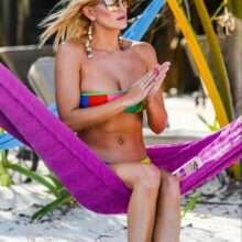 Ashley James en bikini à Zanzibar