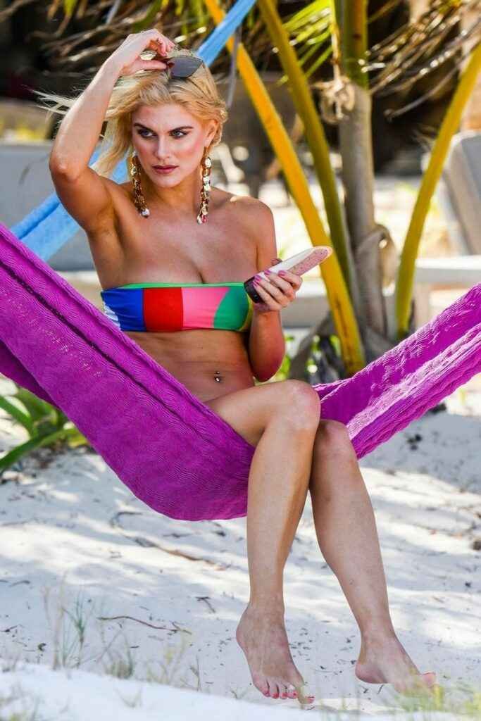 Ashley James en bikini à Zanzibar
