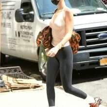 Bella Hadid se balade sans soutien-gorge à New-York