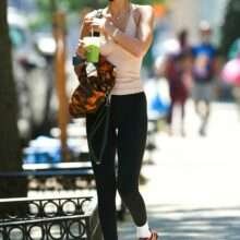 Bella Hadid se balade sans soutien-gorge à New-York