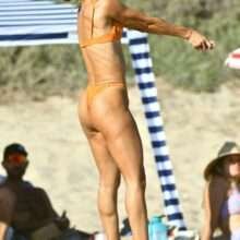 Camila Coehlo fait du beach volley en bikini à Malibu