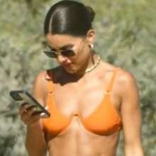Camila Coehlo fait du beach volley en bikini à Malibu
