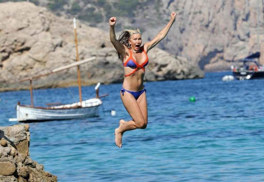 Caprice Bourret en bikini à Ibiza