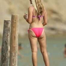Caprice Bourret en bikini à Ibiza