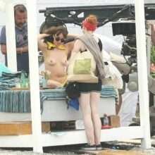Dakota Johnson en bikini et seins nus en France
