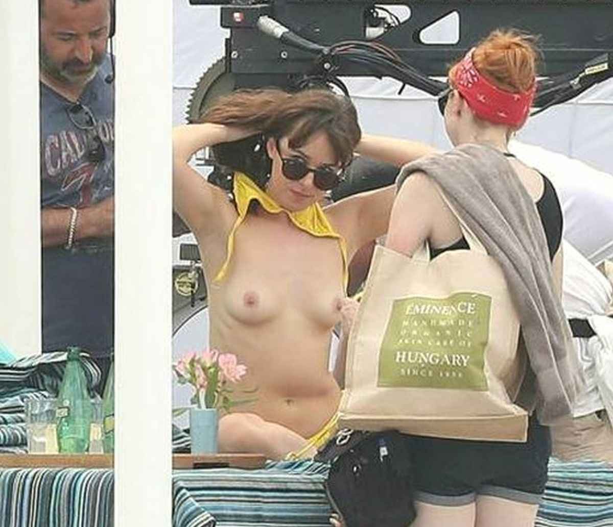 Dakota Johnson en bikini et seins nus en France