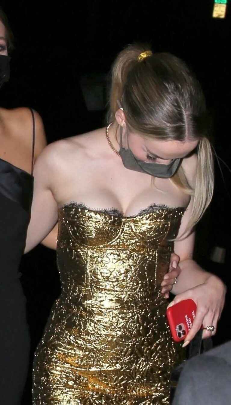 Dove Cameron exhibe son décolleté chez Cartier à West-Hollywood