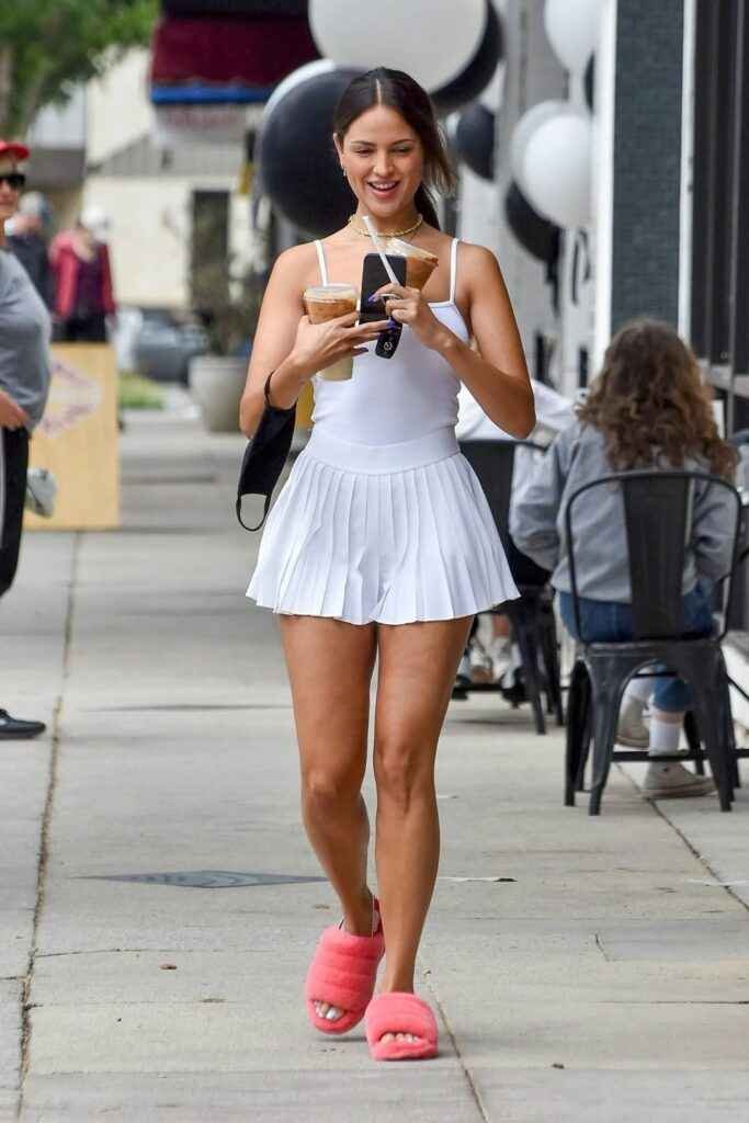 Eiza Gonzalez sexy en mini-jupe