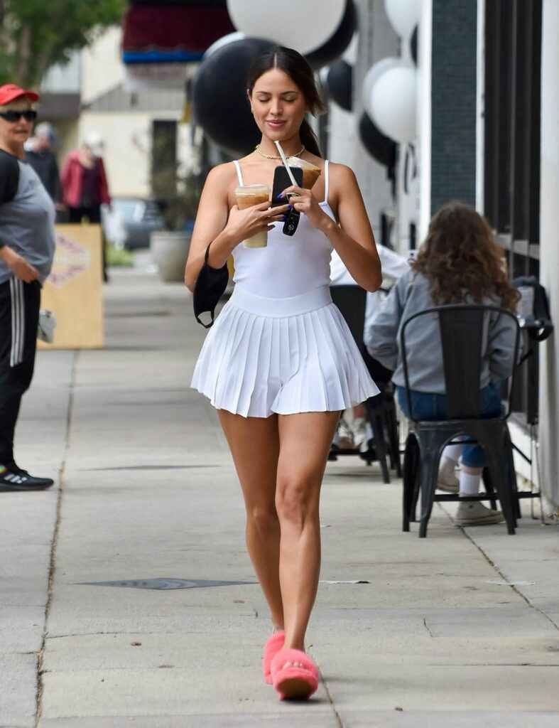 Eiza Gonzalez sexy en mini-jupe