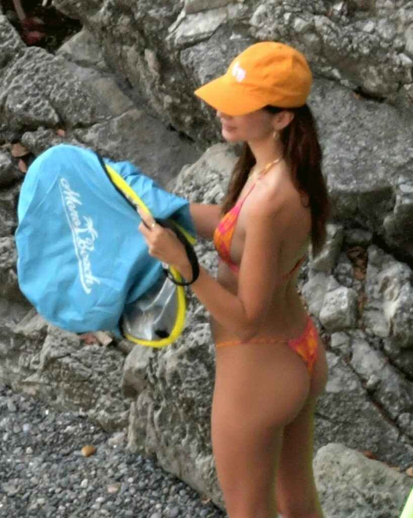 Emily Ratajkowski dans un mini bikini à Positano