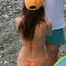 Emily Ratajkowski dans un mini bikini à Positano