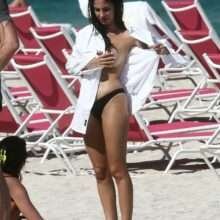 Giulia De Lellis seins nus à la plage
