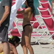 Giulia De Lellis seins nus à la plage