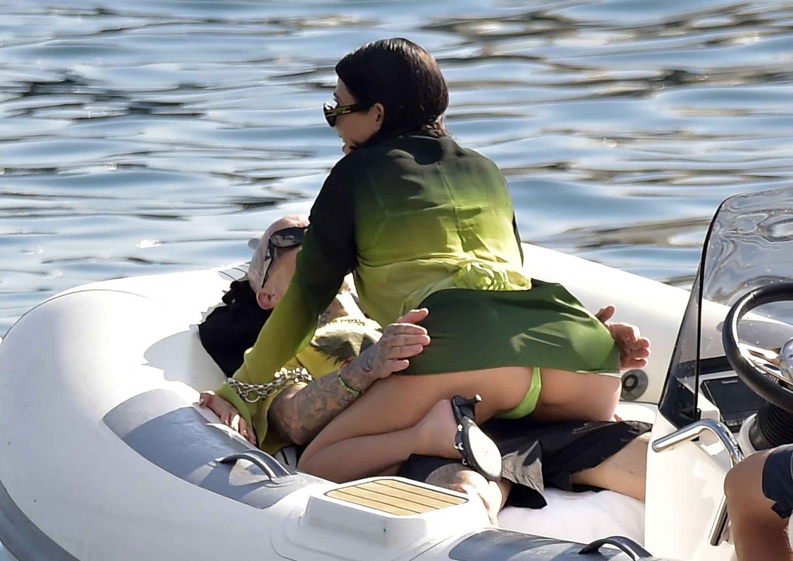 Kourtney Kardashian exhibe ses fesses en bikini