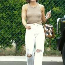 Lucy Hale se balade sans soutien-gorgeà Beverly Hills