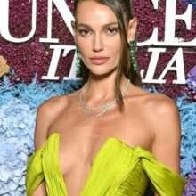 Marianne Fonseca sexy sans soutien-gorge pour l'UNICEF à Capri