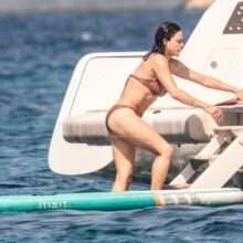 Michelle Rodriguez en bikini à Porto Cervo et Raffaella Zardo seins nus