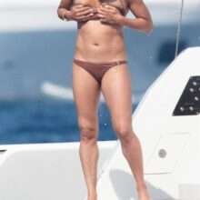 Michelle Rodriguez en bikini à Porto Cervo et Raffaella Zardo seins nus